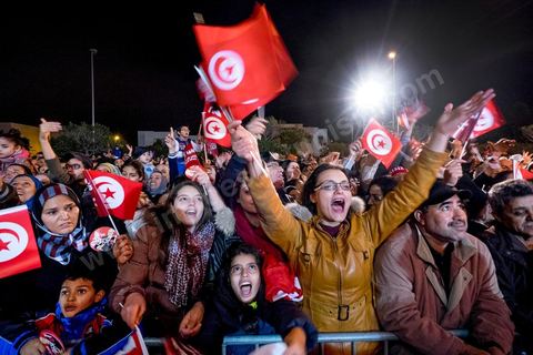 21 décembre 2014 : dès la fin du scrutin à 18h, les rumeurs d'une large victoire de Beji Caïd Essebsi, candidat du parti Nidaa Tounes, circulent. Avec 8 à 10 points d'avance selon les sondages, Béji Caid Essebsi remporte les 1ères élections présidentielles libres en Tunisie depuis la révolution de 2011. A cette annonce les militants sont venus nombreux féter la victoire annoncée devant le QG de campagne du parti dans le quartier très huppé des Berges du Lac de Tunis.