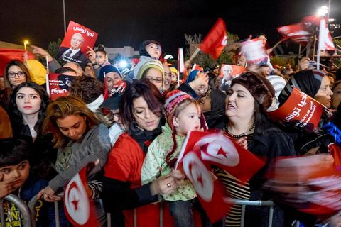 21 décembre 2014 : dès la fin du scrutin à 18h, les rumeurs d'une large victoire de Beji Caïd Essebsi, candidat du parti Nidaa Tounes, circulent. Avec 8 à 10 points d'avance selon les sondages, Béji Caid Essebsi remporte les 1ères élections présidentielles libres en Tunisie depuis la révolution de 2011. A cette annonce les militants sont venus nombreux féter la victoire annoncée devant le QG de campagne du parti dans le quartier très huppé des Berges du Lac de Tunis.
