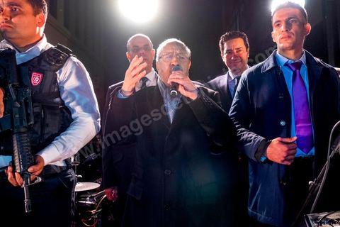 21 décembre 2014 : Béji Caid Essebsi remercie ses militants et électeurs dans une brève intervention. Dès la fin du scrutin à 18h, les rumeurs d'une large victoire de Beji Caïd Essebsi, candidat du parti Nidaa Tounes, circulent. Avec 8 à 10 points d'avance selon les sondages, Béji Caid Essebsi remporte les 1ères élections présidentielles libres en Tunisie depuis la révolution de 2011. A cette annonce les militants sont venus nombreux féter la victoire annoncée devant le QG de campagne du parti dans le quartier très huppé des Berges du Lac de Tunis.