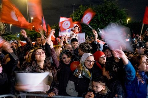 21 décembre 2014 : dès la fin du scrutin à 18h, les rumeurs d'une large victoire de Beji Caïd Essebsi, candidat du parti Nidaa Tounes, circulent. Avec 8 à 10 points d'avance selon les sondages, Béji Caid Essebsi remporte les 1ères élections présidentielles libres en Tunisie depuis la révolution de 2011. A cette annonce les militants sont venus nombreux féter la victoire annoncée devant le QG de campagne du parti dans le quartier très huppé des Berges du Lac de Tunis.