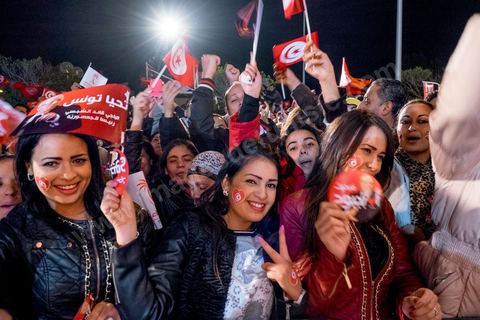 21 décembre 2014 : dès la fin du scrutin à 18h, les rumeurs d'une large victoire de Beji Caïd Essebsi, candidat du parti Nidaa Tounes, circulent. Avec 8 à 10 points d'avance selon les sondages, Béji Caid Essebsi remporte les 1ères élections présidentielles libres en Tunisie depuis la révolution de 2011. A cette annonce les militants sont venus nombreux féter la victoire annoncée devant le QG de campagne du parti dans le quartier très huppé des Berges du Lac de Tunis.