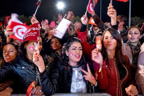 21 décembre 2014 : dès la fin du scrutin à 18h, les rumeurs d'une large victoire de Beji Caïd Essebsi, candidat du parti Nidaa Tounes, circulent. Avec 8 à 10 points d'avance selon les sondages, Béji Caid Essebsi remporte les 1ères élections présidentielles libres en Tunisie depuis la révolution de 2011. A cette annonce les militants sont venus nombreux féter la victoire annoncée devant le QG de campagne du parti dans le quartier très huppé des Berges du Lac de Tunis.