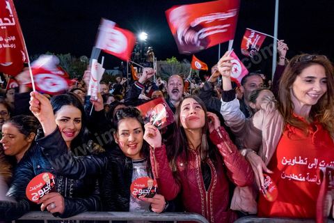 21 décembre 2014 : dès la fin du scrutin à 18h, les rumeurs d'une large victoire de Beji Caïd Essebsi, candidat du parti Nidaa Tounes, circulent. Avec 8 à 10 points d'avance selon les sondages, Béji Caid Essebsi remporte les 1ères élections présidentielles libres en Tunisie depuis la révolution de 2011. A cette annonce les militants sont venus nombreux féter la victoire annoncée devant le QG de campagne du parti dans le quartier très huppé des Berges du Lac de Tunis.