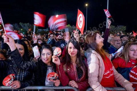 21 décembre 2014 : dès la fin du scrutin à 18h, les rumeurs d'une large victoire de Beji Caïd Essebsi, candidat du parti Nidaa Tounes, circulent. Avec 8 à 10 points d'avance selon les sondages, Béji Caid Essebsi remporte les 1ères élections présidentielles libres en Tunisie depuis la révolution de 2011. A cette annonce les militants sont venus nombreux féter la victoire annoncée devant le QG de campagne du parti dans le quartier très huppé des Berges du Lac de Tunis.