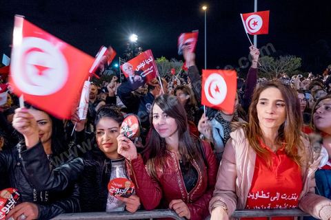 21 décembre 2014 : dès la fin du scrutin à 18h, les rumeurs d'une large victoire de Beji Caïd Essebsi, candidat du parti Nidaa Tounes, circulent. Avec 8 à 10 points d'avance selon les sondages, Béji Caid Essebsi remporte les 1ères élections présidentielles libres en Tunisie depuis la révolution de 2011. A cette annonce les militants sont venus nombreux féter la victoire annoncée devant le QG de campagne du parti dans le quartier très huppé des Berges du Lac de Tunis.