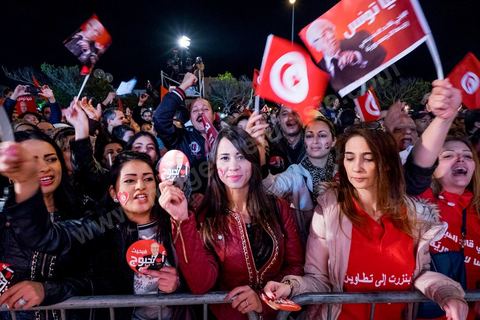 21 décembre 2014 : dès la fin du scrutin à 18h, les rumeurs d'une large victoire de Beji Caïd Essebsi, candidat du parti Nidaa Tounes, circulent. Avec 8 à 10 points d'avance selon les sondages, Béji Caid Essebsi remporte les 1ères élections présidentielles libres en Tunisie depuis la révolution de 2011. A cette annonce les militants sont venus nombreux féter la victoire annoncée devant le QG de campagne du parti dans le quartier très huppé des Berges du Lac de Tunis.