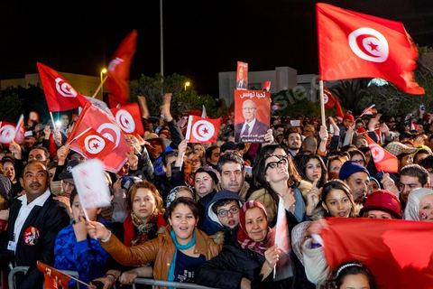 21 décembre 2014 : dès la fin du scrutin à 18h, les rumeurs d'une large victoire de Beji Caïd Essebsi, candidat du parti Nidaa Tounes, circulent. Avec 8 à 10 points d'avance selon les sondages, Béji Caid Essebsi remporte les 1ères élections présidentielles libres en Tunisie depuis la révolution de 2011. A cette annonce les militants sont venus nombreux féter la victoire annoncée devant le QG de campagne du parti dans le quartier très huppé des Berges du Lac de Tunis.
