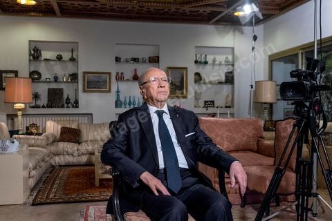 22 décembre 2014 : quelques heures après l'annonce des résultats préliminaires donnant une large victoire, avec 11 points d'avance, au candidat à la présidentielle Béji Caid Essebsi reçoit dans son salon la chaine de télévion nationale tunisienne pour sa première allocution au peuple tunisien.