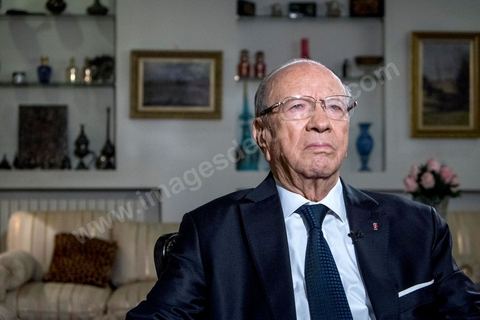 22 décembre 2014 : quelques heures après l'annonce des résultats préliminaires donnant une large victoire, avec 11 points d'avance, au candidat à la présidentielle Béji Caid Essebsi reçoit dans son salon la chaine de télévion nationale tunisienne pour sa première allocution au peuple tunisien.