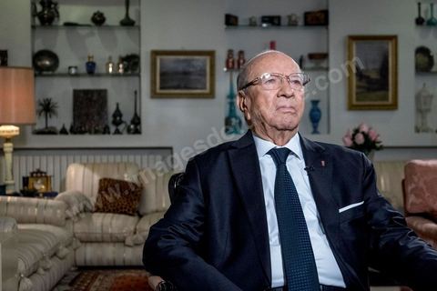 22 décembre 2014 : quelques heures après l'annonce des résultats préliminaires donnant une large victoire, avec 11 points d'avance, au candidat à la présidentielle Béji Caid Essebsi reçoit dans son salon la chaine de télévion nationale tunisienne pour sa première allocution au peuple tunisien.