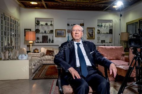 22 décembre 2014 : quelques heures après l'annonce des résultats préliminaires donnant une large victoire, avec 11 points d'avance, au candidat à la présidentielle Béji Caid Essebsi reçoit dans son salon la chaine de télévion nationale tunisienne pour sa première allocution au peuple tunisien.