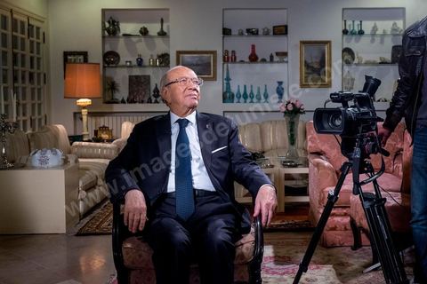 22 décembre 2014 : quelques heures après l'annonce des résultats préliminaires donnant une large victoire, avec 11 points d'avance, au candidat à la présidentielle Béji Caid Essebsi reçoit dans son salon la chaine de télévion nationale tunisienne pour sa première allocution au peuple tunisien.