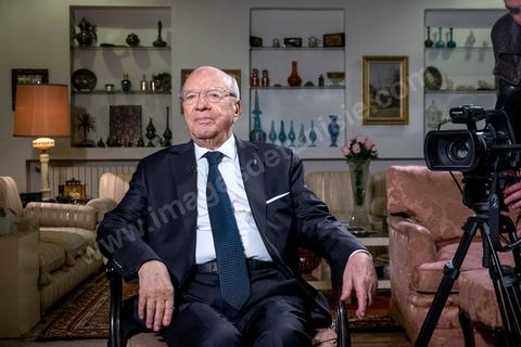 22 décembre 2014 : quelques heures après l'annonce des résultats préliminaires donnant une large victoire, avec 11 points d'avance, au candidat à la présidentielle Béji Caid Essebsi reçoit dans son salon la chaine de télévion nationale tunisienne pour sa première allocution au peuple tunisien.