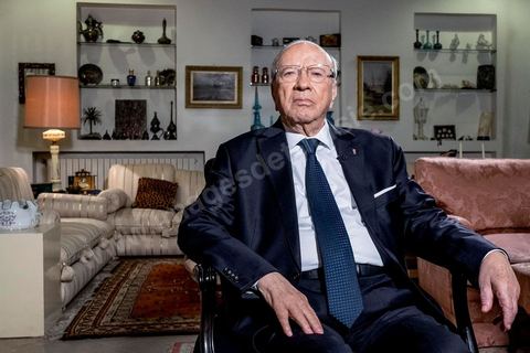 22 décembre 2014 : quelques heures après l'annonce des résultats préliminaires donnant une large victoire, avec 11 points d'avance, au candidat à la présidentielle Béji Caid Essebsi reçoit dans son salon la chaine de télévion nationale tunisienne pour sa première allocution au peuple tunisien.