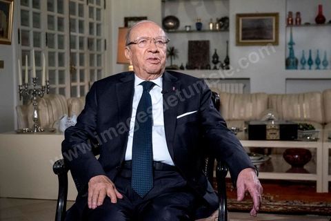 22 décembre 2014 : quelques heures après l'annonce des résultats préliminaires donnant une large victoire, avec 11 points d'avance, au candidat à la présidentielle Béji Caid Essebsi reçoit dans son salon la chaine de télévion nationale tunisienne pour sa première allocution au peuple tunisien.