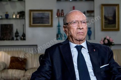22 décembre 2014 : quelques heures après l'annonce des résultats préliminaires donnant une large victoire, avec 11 points d'avance, au candidat à la présidentielle Béji Caid Essebsi reçoit dans son salon la chaine de télévion nationale tunisienne pour sa première allocution au peuple tunisien.