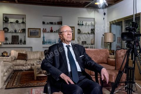22 décembre 2014 : quelques heures après l'annonce des résultats préliminaires donnant une large victoire, avec 11 points d'avance, au candidat à la présidentielle Béji Caid Essebsi reçoit dans son salon la chaine de télévion nationale tunisienne pour sa première allocution au peuple tunisien.