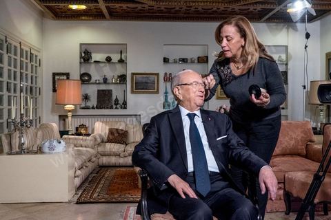 22 décembre 2014 : quelques heures après l'annonce des résultats préliminaires donnant une large victoire, avec 11 points d'avance, au candidat à la présidentielle Béji Caid Essebsi reçoit dans son salon la chaine de télévion nationale tunisienne pour sa première allocution au peuple tunisien.