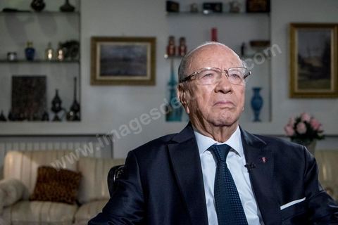 22 décembre 2014 : quelques heures après l'annonce des résultats préliminaires donnant une large victoire, avec 11 points d'avance, au candidat à la présidentielle Béji Caid Essebsi reçoit dans son salon la chaine de télévion nationale tunisienne pour sa première allocution au peuple tunisien.