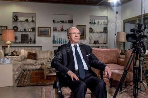 22 décembre 2014 : quelques heures après l'annonce des résultats préliminaires donnant une large victoire, avec 11 points d'avance, au candidat à la présidentielle Béji Caid Essebsi reçoit dans son salon la chaine de télévion nationale tunisienne pour sa première allocution au peuple tunisien.