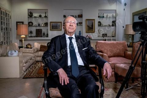 22 décembre 2014 : quelques heures après l'annonce des résultats préliminaires donnant une large victoire, avec 11 points d'avance, au candidat à la présidentielle Béji Caid Essebsi reçoit dans son salon la chaine de télévion nationale tunisienne pour sa première allocution au peuple tunisien.