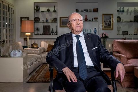 22 décembre 2014 : quelques heures après l'annonce des résultats préliminaires donnant une large victoire, avec 11 points d'avance, au candidat à la présidentielle Béji Caid Essebsi reçoit dans son salon la chaine de télévion nationale tunisienne pour sa première allocution au peuple tunisien.