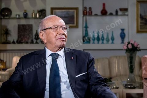 22 décembre 2014 : quelques heures après l'annonce des résultats préliminaires donnant une large victoire, avec 11 points d'avance, au candidat à la présidentielle Béji Caid Essebsi reçoit dans son salon la chaine de télévion nationale tunisienne pour sa première allocution au peuple tunisien.