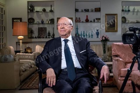 22 décembre 2014 : quelques heures après l'annonce des résultats préliminaires donnant une large victoire, avec 11 points d'avance, au candidat à la présidentielle Béji Caid Essebsi reçoit dans son salon la chaine de télévion nationale tunisienne pour sa première allocution au peuple tunisien.