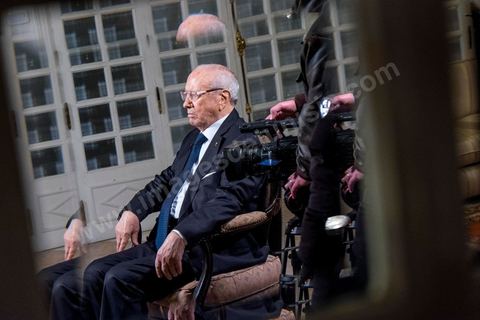 22 décembre 2014 : quelques heures après l'annonce des résultats préliminaires donnant une large victoire, avec 11 points d'avance, au candidat à la présidentielle Béji Caid Essebsi reçoit dans son salon la chaine de télévion nationale tunisienne pour sa première allocution au peuple tunisien.