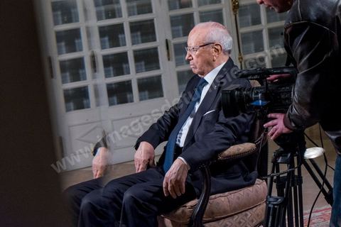 22 décembre 2014 : quelques heures après l'annonce des résultats préliminaires donnant une large victoire, avec 11 points d'avance, au candidat à la présidentielle Béji Caid Essebsi reçoit dans son salon la chaine de télévion nationale tunisienne pour sa première allocution au peuple tunisien.