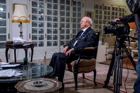 22 décembre 2014 : quelques heures après l'annonce des résultats préliminaires donnant une large victoire, avec 11 points d'avance, au candidat à la présidentielle Béji Caid Essebsi reçoit dans son salon la chaine de télévion nationale tunisienne pour sa première allocution au peuple tunisien.