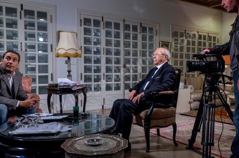 22 décembre 2014 : quelques heures après l'annonce des résultats préliminaires donnant une large victoire, avec 11 points d'avance, au candidat à la présidentielle Béji Caid Essebsi reçoit dans son salon la chaine de télévion nationale tunisienne pour sa première allocution au peuple tunisien.