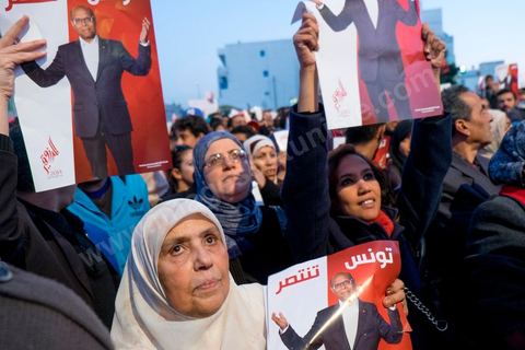 23 décembre 2014 : discours de Moncef Marzouki du balcon de son QG de campagne à l'Ariana, Tunis, devant une foule de partisans. Le président tunisien sortant Moncef Marzouki a annoncé mardi la création d’un mouvement visant à empêcher le retour de «la dictature» après la victoire à la présidentielle de Béji Caïd Essebsi, qu’il accuse d’être un représentant de l’ancien régime. «J’annonce ici, de ce lieu, que nous lançons le mouvement du peuple de citoyens». «Ni l’argent sale ni les médias biaisés ne peuvent changer le cours de l’histoire», a martelé Moncef Marzouki, tandis que ses partisans scandaient : «Le peuple veut une nouvelle révolution». «Partout, organisez-vous de manière pacifique, de manière démocratique pour être la force qui repousse la dictature (...), qui lui fait peur et l’empêche de tenter de s’infiltrer et de revenir par la fenêtre alors que nous l’avons faite sortir par la porte», a-t-il ajouté.