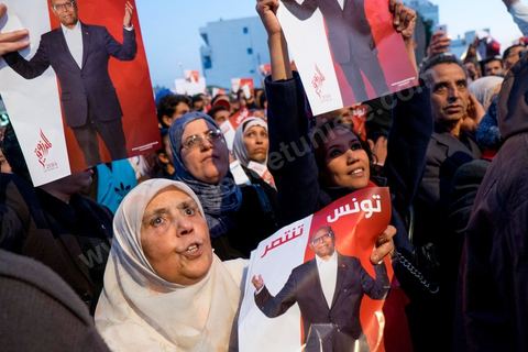 23 décembre 2014 : discours de Moncef Marzouki du balcon de son QG de campagne à l'Ariana, Tunis, devant une foule de partisans. Le président tunisien sortant Moncef Marzouki a annoncé mardi la création d’un mouvement visant à empêcher le retour de «la dictature» après la victoire à la présidentielle de Béji Caïd Essebsi, qu’il accuse d’être un représentant de l’ancien régime. «J’annonce ici, de ce lieu, que nous lançons le mouvement du peuple de citoyens». «Ni l’argent sale ni les médias biaisés ne peuvent changer le cours de l’histoire», a martelé Moncef Marzouki, tandis que ses partisans scandaient : «Le peuple veut une nouvelle révolution». «Partout, organisez-vous de manière pacifique, de manière démocratique pour être la force qui repousse la dictature (...), qui lui fait peur et l’empêche de tenter de s’infiltrer et de revenir par la fenêtre alors que nous l’avons faite sortir par la porte», a-t-il ajouté.