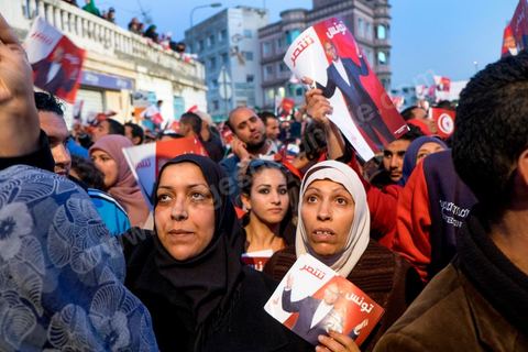 23 décembre 2014 : discours de Moncef Marzouki du balcon de son QG de campagne à l'Ariana, Tunis, devant une foule de partisans. Le président tunisien sortant Moncef Marzouki a annoncé mardi la création d’un mouvement visant à empêcher le retour de «la dictature» après la victoire à la présidentielle de Béji Caïd Essebsi, qu’il accuse d’être un représentant de l’ancien régime. «J’annonce ici, de ce lieu, que nous lançons le mouvement du peuple de citoyens». «Ni l’argent sale ni les médias biaisés ne peuvent changer le cours de l’histoire», a martelé Moncef Marzouki, tandis que ses partisans scandaient : «Le peuple veut une nouvelle révolution». «Partout, organisez-vous de manière pacifique, de manière démocratique pour être la force qui repousse la dictature (...), qui lui fait peur et l’empêche de tenter de s’infiltrer et de revenir par la fenêtre alors que nous l’avons faite sortir par la porte», a-t-il ajouté.