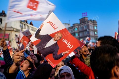 23 décembre 2014 : discours de Moncef Marzouki du balcon de son QG de campagne à l'Ariana, Tunis, devant une foule de partisans. Le président tunisien sortant Moncef Marzouki a annoncé mardi la création d’un mouvement visant à empêcher le retour de «la dictature» après la victoire à la présidentielle de Béji Caïd Essebsi, qu’il accuse d’être un représentant de l’ancien régime. «J’annonce ici, de ce lieu, que nous lançons le mouvement du peuple de citoyens». «Ni l’argent sale ni les médias biaisés ne peuvent changer le cours de l’histoire», a martelé Moncef Marzouki, tandis que ses partisans scandaient : «Le peuple veut une nouvelle révolution». «Partout, organisez-vous de manière pacifique, de manière démocratique pour être la force qui repousse la dictature (...), qui lui fait peur et l’empêche de tenter de s’infiltrer et de revenir par la fenêtre alors que nous l’avons faite sortir par la porte», a-t-il ajouté.