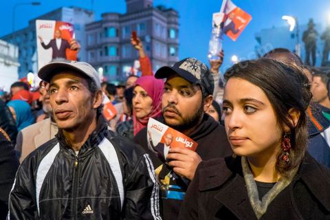 23 décembre 2014 : discours de Moncef Marzouki du balcon de son QG de campagne à l'Ariana, Tunis, devant une foule de partisans. Le président tunisien sortant Moncef Marzouki a annoncé mardi la création d’un mouvement visant à empêcher le retour de «la dictature» après la victoire à la présidentielle de Béji Caïd Essebsi, qu’il accuse d’être un représentant de l’ancien régime. «J’annonce ici, de ce lieu, que nous lançons le mouvement du peuple de citoyens». «Ni l’argent sale ni les médias biaisés ne peuvent changer le cours de l’histoire», a martelé Moncef Marzouki, tandis que ses partisans scandaient : «Le peuple veut une nouvelle révolution». «Partout, organisez-vous de manière pacifique, de manière démocratique pour être la force qui repousse la dictature (...), qui lui fait peur et l’empêche de tenter de s’infiltrer et de revenir par la fenêtre alors que nous l’avons faite sortir par la porte», a-t-il ajouté.