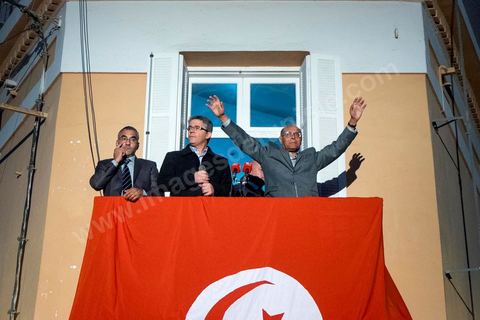 23 décembre 2014 : discours de Moncef Marzouki du balcon de son QG de campagne à l'Ariana, Tunis, devant une foule de partisans. Le président tunisien sortant Moncef Marzouki a annoncé mardi la création d’un mouvement visant à empêcher le retour de «la dictature» après la victoire à la présidentielle de Béji Caïd Essebsi, qu’il accuse d’être un représentant de l’ancien régime. «J’annonce ici, de ce lieu, que nous lançons le mouvement du peuple de citoyens». «Ni l’argent sale ni les médias biaisés ne peuvent changer le cours de l’histoire», a martelé Moncef Marzouki, tandis que ses partisans scandaient : «Le peuple veut une nouvelle révolution». «Partout, organisez-vous de manière pacifique, de manière démocratique pour être la force qui repousse la dictature (...), qui lui fait peur et l’empêche de tenter de s’infiltrer et de revenir par la fenêtre alors que nous l’avons faite sortir par la porte», a-t-il ajouté.