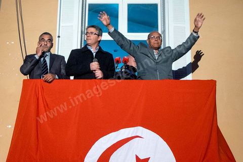 23 décembre 2014 : discours de Moncef Marzouki du balcon de son QG de campagne à l'Ariana, Tunis, devant une foule de partisans. Le président tunisien sortant Moncef Marzouki a annoncé mardi la création d’un mouvement visant à empêcher le retour de «la dictature» après la victoire à la présidentielle de Béji Caïd Essebsi, qu’il accuse d’être un représentant de l’ancien régime. «J’annonce ici, de ce lieu, que nous lançons le mouvement du peuple de citoyens». «Ni l’argent sale ni les médias biaisés ne peuvent changer le cours de l’histoire», a martelé Moncef Marzouki, tandis que ses partisans scandaient : «Le peuple veut une nouvelle révolution». «Partout, organisez-vous de manière pacifique, de manière démocratique pour être la force qui repousse la dictature (...), qui lui fait peur et l’empêche de tenter de s’infiltrer et de revenir par la fenêtre alors que nous l’avons faite sortir par la porte», a-t-il ajouté.
