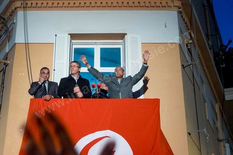 23 décembre 2014 : discours de Moncef Marzouki du balcon de son QG de campagne à l'Ariana, Tunis, devant une foule de partisans. Le président tunisien sortant Moncef Marzouki a annoncé mardi la création d’un mouvement visant à empêcher le retour de «la dictature» après la victoire à la présidentielle de Béji Caïd Essebsi, qu’il accuse d’être un représentant de l’ancien régime. «J’annonce ici, de ce lieu, que nous lançons le mouvement du peuple de citoyens». «Ni l’argent sale ni les médias biaisés ne peuvent changer le cours de l’histoire», a martelé Moncef Marzouki, tandis que ses partisans scandaient : «Le peuple veut une nouvelle révolution». «Partout, organisez-vous de manière pacifique, de manière démocratique pour être la force qui repousse la dictature (...), qui lui fait peur et l’empêche de tenter de s’infiltrer et de revenir par la fenêtre alors que nous l’avons faite sortir par la porte», a-t-il ajouté.