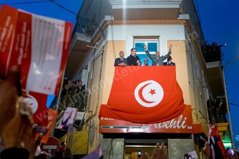 23 décembre 2014 : discours de Moncef Marzouki du balcon de son QG de campagne à l'Ariana, Tunis, devant une foule de partisans. Le président tunisien sortant Moncef Marzouki a annoncé mardi la création d’un mouvement visant à empêcher le retour de «la dictature» après la victoire à la présidentielle de Béji Caïd Essebsi, qu’il accuse d’être un représentant de l’ancien régime. «J’annonce ici, de ce lieu, que nous lançons le mouvement du peuple de citoyens». «Ni l’argent sale ni les médias biaisés ne peuvent changer le cours de l’histoire», a martelé Moncef Marzouki, tandis que ses partisans scandaient : «Le peuple veut une nouvelle révolution». «Partout, organisez-vous de manière pacifique, de manière démocratique pour être la force qui repousse la dictature (...), qui lui fait peur et l’empêche de tenter de s’infiltrer et de revenir par la fenêtre alors que nous l’avons faite sortir par la porte», a-t-il ajouté.