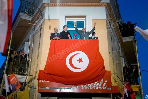 23 décembre 2014 : discours de Moncef Marzouki du balcon de son QG de campagne à l'Ariana, Tunis, devant une foule de partisans. Le président tunisien sortant Moncef Marzouki a annoncé mardi la création d’un mouvement visant à empêcher le retour de «la dictature» après la victoire à la présidentielle de Béji Caïd Essebsi, qu’il accuse d’être un représentant de l’ancien régime. «J’annonce ici, de ce lieu, que nous lançons le mouvement du peuple de citoyens». «Ni l’argent sale ni les médias biaisés ne peuvent changer le cours de l’histoire», a martelé Moncef Marzouki, tandis que ses partisans scandaient : «Le peuple veut une nouvelle révolution». «Partout, organisez-vous de manière pacifique, de manière démocratique pour être la force qui repousse la dictature (...), qui lui fait peur et l’empêche de tenter de s’infiltrer et de revenir par la fenêtre alors que nous l’avons faite sortir par la porte», a-t-il ajouté.