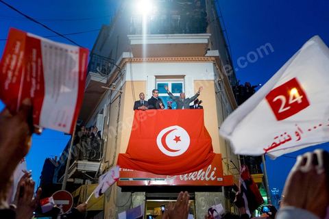 23 décembre 2014 : discours de Moncef Marzouki du balcon de son QG de campagne à l'Ariana, Tunis, devant une foule de partisans. Le président tunisien sortant Moncef Marzouki a annoncé mardi la création d’un mouvement visant à empêcher le retour de «la dictature» après la victoire à la présidentielle de Béji Caïd Essebsi, qu’il accuse d’être un représentant de l’ancien régime. «J’annonce ici, de ce lieu, que nous lançons le mouvement du peuple de citoyens». «Ni l’argent sale ni les médias biaisés ne peuvent changer le cours de l’histoire», a martelé Moncef Marzouki, tandis que ses partisans scandaient : «Le peuple veut une nouvelle révolution». «Partout, organisez-vous de manière pacifique, de manière démocratique pour être la force qui repousse la dictature (...), qui lui fait peur et l’empêche de tenter de s’infiltrer et de revenir par la fenêtre alors que nous l’avons faite sortir par la porte», a-t-il ajouté.