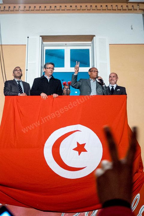 23 décembre 2014 : discours de Moncef Marzouki du balcon de son QG de campagne à l'Ariana, Tunis, devant une foule de partisans. Le président tunisien sortant Moncef Marzouki a annoncé mardi la création d’un mouvement visant à empêcher le retour de «la dictature» après la victoire à la présidentielle de Béji Caïd Essebsi, qu’il accuse d’être un représentant de l’ancien régime. «J’annonce ici, de ce lieu, que nous lançons le mouvement du peuple de citoyens». «Ni l’argent sale ni les médias biaisés ne peuvent changer le cours de l’histoire», a martelé Moncef Marzouki, tandis que ses partisans scandaient : «Le peuple veut une nouvelle révolution». «Partout, organisez-vous de manière pacifique, de manière démocratique pour être la force qui repousse la dictature (...), qui lui fait peur et l’empêche de tenter de s’infiltrer et de revenir par la fenêtre alors que nous l’avons faite sortir par la porte», a-t-il ajouté.