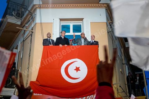 23 décembre 2014 : discours de Moncef Marzouki du balcon de son QG de campagne à l'Ariana, Tunis, devant une foule de partisans. Le président tunisien sortant Moncef Marzouki a annoncé mardi la création d’un mouvement visant à empêcher le retour de «la dictature» après la victoire à la présidentielle de Béji Caïd Essebsi, qu’il accuse d’être un représentant de l’ancien régime. «J’annonce ici, de ce lieu, que nous lançons le mouvement du peuple de citoyens». «Ni l’argent sale ni les médias biaisés ne peuvent changer le cours de l’histoire», a martelé Moncef Marzouki, tandis que ses partisans scandaient : «Le peuple veut une nouvelle révolution». «Partout, organisez-vous de manière pacifique, de manière démocratique pour être la force qui repousse la dictature (...), qui lui fait peur et l’empêche de tenter de s’infiltrer et de revenir par la fenêtre alors que nous l’avons faite sortir par la porte», a-t-il ajouté.