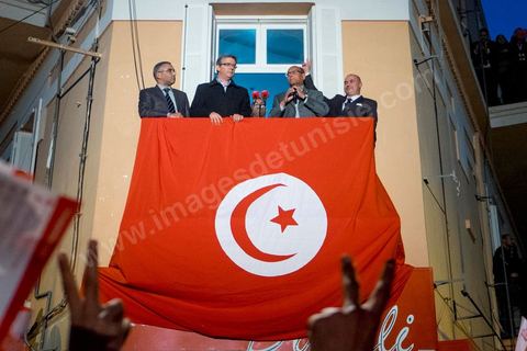 23 décembre 2014 : discours de Moncef Marzouki du balcon de son QG de campagne à l'Ariana, Tunis, devant une foule de partisans. Le président tunisien sortant Moncef Marzouki a annoncé mardi la création d’un mouvement visant à empêcher le retour de «la dictature» après la victoire à la présidentielle de Béji Caïd Essebsi, qu’il accuse d’être un représentant de l’ancien régime. «J’annonce ici, de ce lieu, que nous lançons le mouvement du peuple de citoyens». «Ni l’argent sale ni les médias biaisés ne peuvent changer le cours de l’histoire», a martelé Moncef Marzouki, tandis que ses partisans scandaient : «Le peuple veut une nouvelle révolution». «Partout, organisez-vous de manière pacifique, de manière démocratique pour être la force qui repousse la dictature (...), qui lui fait peur et l’empêche de tenter de s’infiltrer et de revenir par la fenêtre alors que nous l’avons faite sortir par la porte», a-t-il ajouté.
