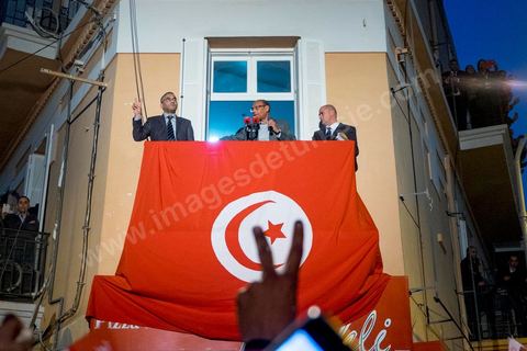 23 décembre 2014 : discours de Moncef Marzouki du balcon de son QG de campagne à l'Ariana, Tunis, devant une foule de partisans. Le président tunisien sortant Moncef Marzouki a annoncé mardi la création d’un mouvement visant à empêcher le retour de «la dictature» après la victoire à la présidentielle de Béji Caïd Essebsi, qu’il accuse d’être un représentant de l’ancien régime. «J’annonce ici, de ce lieu, que nous lançons le mouvement du peuple de citoyens». «Ni l’argent sale ni les médias biaisés ne peuvent changer le cours de l’histoire», a martelé Moncef Marzouki, tandis que ses partisans scandaient : «Le peuple veut une nouvelle révolution». «Partout, organisez-vous de manière pacifique, de manière démocratique pour être la force qui repousse la dictature (...), qui lui fait peur et l’empêche de tenter de s’infiltrer et de revenir par la fenêtre alors que nous l’avons faite sortir par la porte», a-t-il ajouté.