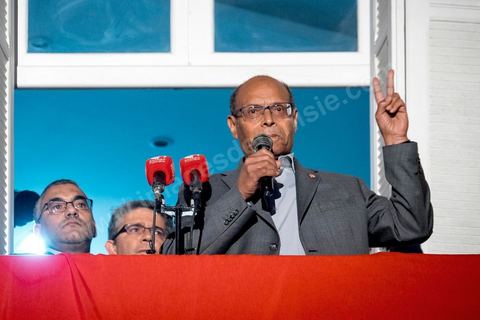 23 décembre 2014 : discours de Moncef Marzouki du balcon de son QG de campagne à l'Ariana, Tunis, devant une foule de partisans. Le président tunisien sortant Moncef Marzouki a annoncé mardi la création d’un mouvement visant à empêcher le retour de «la dictature» après la victoire à la présidentielle de Béji Caïd Essebsi, qu’il accuse d’être un représentant de l’ancien régime. «J’annonce ici, de ce lieu, que nous lançons le mouvement du peuple de citoyens». «Ni l’argent sale ni les médias biaisés ne peuvent changer le cours de l’histoire», a martelé Moncef Marzouki, tandis que ses partisans scandaient : «Le peuple veut une nouvelle révolution». «Partout, organisez-vous de manière pacifique, de manière démocratique pour être la force qui repousse la dictature (...), qui lui fait peur et l’empêche de tenter de s’infiltrer et de revenir par la fenêtre alors que nous l’avons faite sortir par la porte», a-t-il ajouté.