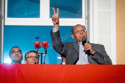 23 décembre 2014 : discours de Moncef Marzouki du balcon de son QG de campagne à l'Ariana, Tunis, devant une foule de partisans. Le président tunisien sortant Moncef Marzouki a annoncé mardi la création d’un mouvement visant à empêcher le retour de «la dictature» après la victoire à la présidentielle de Béji Caïd Essebsi, qu’il accuse d’être un représentant de l’ancien régime. «J’annonce ici, de ce lieu, que nous lançons le mouvement du peuple de citoyens». «Ni l’argent sale ni les médias biaisés ne peuvent changer le cours de l’histoire», a martelé Moncef Marzouki, tandis que ses partisans scandaient : «Le peuple veut une nouvelle révolution». «Partout, organisez-vous de manière pacifique, de manière démocratique pour être la force qui repousse la dictature (...), qui lui fait peur et l’empêche de tenter de s’infiltrer et de revenir par la fenêtre alors que nous l’avons faite sortir par la porte», a-t-il ajouté.