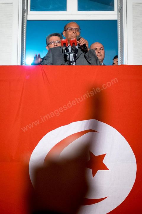 23 décembre 2014 : discours de Moncef Marzouki du balcon de son QG de campagne à l'Ariana, Tunis, devant une foule de partisans. Le président tunisien sortant Moncef Marzouki a annoncé mardi la création d’un mouvement visant à empêcher le retour de «la dictature» après la victoire à la présidentielle de Béji Caïd Essebsi, qu’il accuse d’être un représentant de l’ancien régime. «J’annonce ici, de ce lieu, que nous lançons le mouvement du peuple de citoyens». «Ni l’argent sale ni les médias biaisés ne peuvent changer le cours de l’histoire», a martelé Moncef Marzouki, tandis que ses partisans scandaient : «Le peuple veut une nouvelle révolution». «Partout, organisez-vous de manière pacifique, de manière démocratique pour être la force qui repousse la dictature (...), qui lui fait peur et l’empêche de tenter de s’infiltrer et de revenir par la fenêtre alors que nous l’avons faite sortir par la porte», a-t-il ajouté.